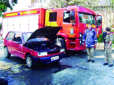 Carro pega fogo na Vila Bancária