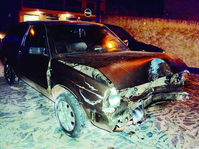 Carro colide em manilha na rua Centenário