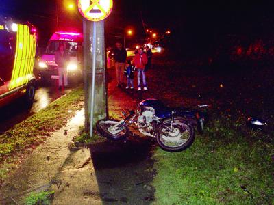 Homem se fere ao colidir moto em poste