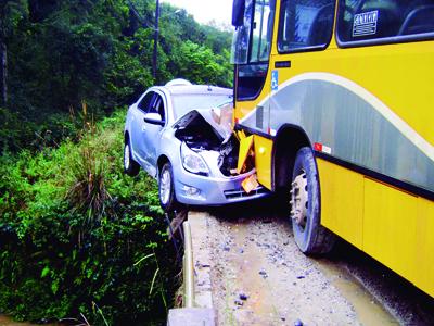 Taxi fica pendurado em ponte