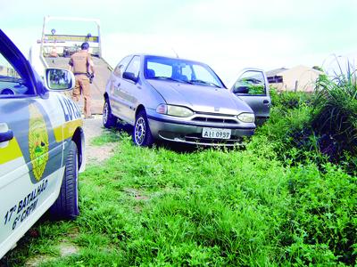 Mulher é roubada e obrigada a entregar o carro