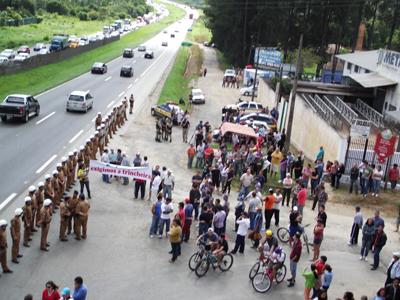 Protesto por trincheira na BR-277