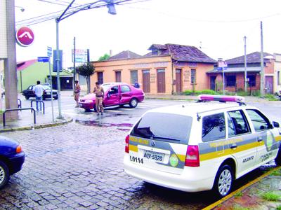 Colisão entre carro e ônibus na Clotário Portugal