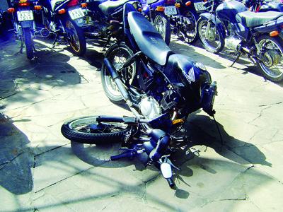 Moto fica destruída em acidente