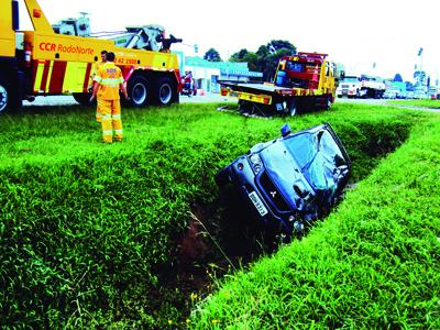 Acidente no trevo da Adhemar de Barros com  BR-277 deixa dois feridos