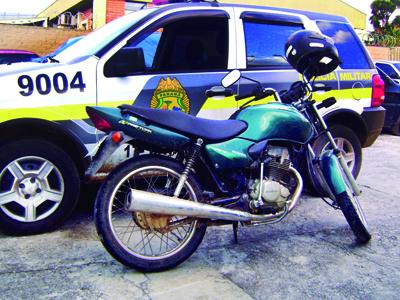 Policiais recuperam moto furtada