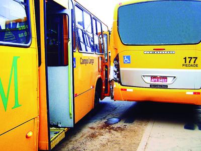 Acidente entre dois ônibus no Centro