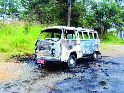 Kombi pega fogo na Avenida Luiz Rivabem