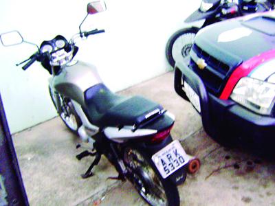 Adolescente é flagrado com moto furtada