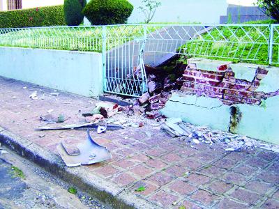 Carro bate em muro e fere três pessoas