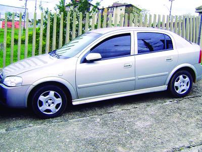 Carro roubado é encontrado no centro