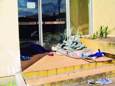 Prédio público abandonado é utilizado como dormitório por moradores de rua