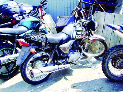 Foge da Polícia e abandona motocicleta e garupa