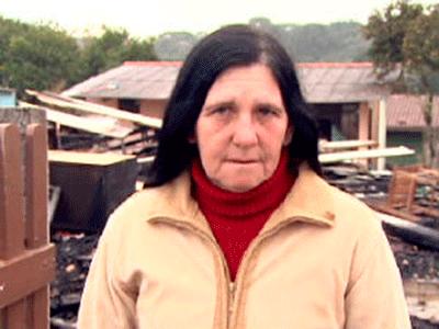 Idosa que teve a casa incendiada recebe ajuda