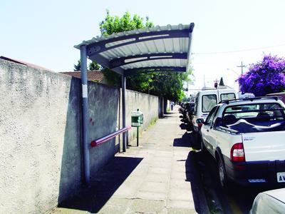 Ponto de ônibus é ?esquecido?  do outro lado da rua no centro