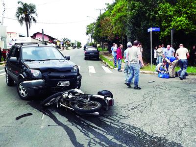 Colisão frontal deixa motoqueiro ferido 