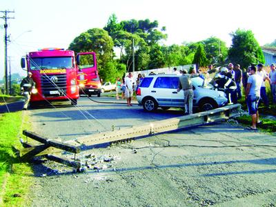 Bandidos assaltam família e na fuga colidem carro contra poste