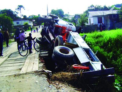 Caminhão cai dentro de córrego 