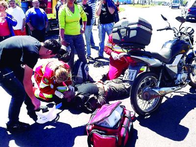 Bate moto na traseira de caminhão e fica ferido