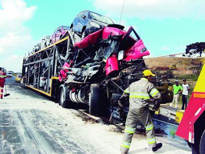 Acidente entre caminhões na BR-277