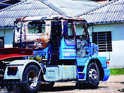 Fogo atinge caminhão no Jd Bela Vista