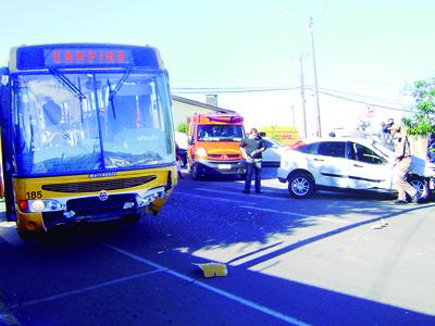 Passageiras ficam feridas em acidente