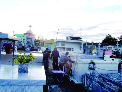 Corpo exumado tinha faca no crânio