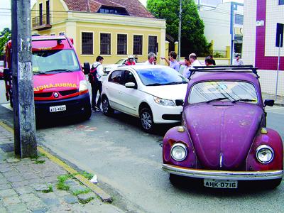 Acidente entre dois carros deixa motorista ferido