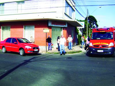 Gol atravessa preferencial e provoca acidente