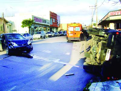 Caminhonete tomba na XV de Novembro