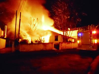 Casa no Centro é destruída pelo fogo