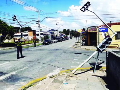 Caminhão derruba semáforo na Avenida Padre Natal Pigatto