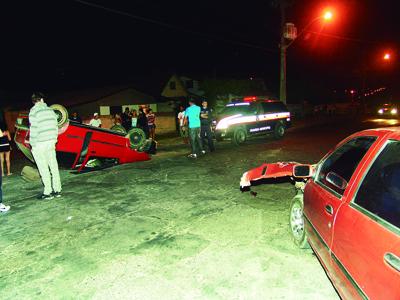 Carro capota na Quintino Bocaiúva 