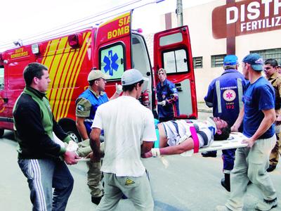 Motorista ferido ao colidir carro contra proteção