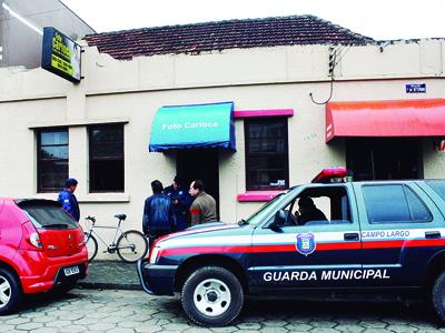 Arrombador é surpreendido e abandona bicicleta