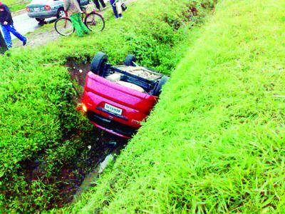 Carro vai parar dentro de valeta