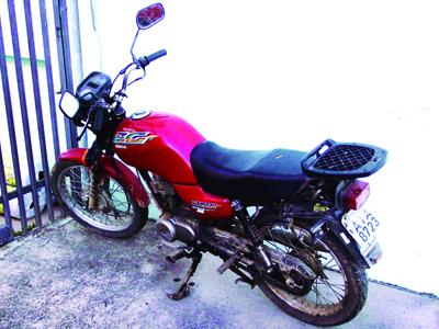 Moto furtada é encontrada dentro de matagal