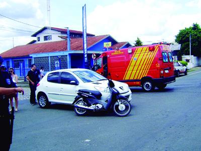 Carro atravessa preferencial e causa acidente com moto 