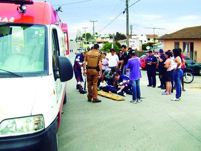 Garupa de moto se fere em acidente