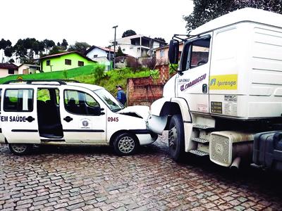 Carro e caminhão batem de frente