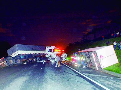 Caminhoneiro morre em acidente na BR-277