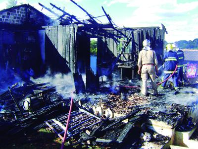 Família que perdeu tudo em incêndio ainda precisa de ajuda