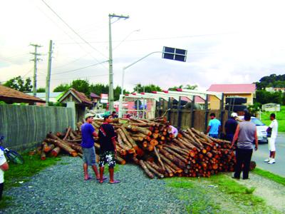 Carreta tomba na rotatória do Itaqui