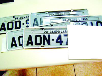 Policiais encontram placas às margens de rodovia