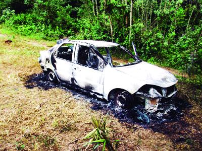 Ladrões colocam fogo em carro furtado