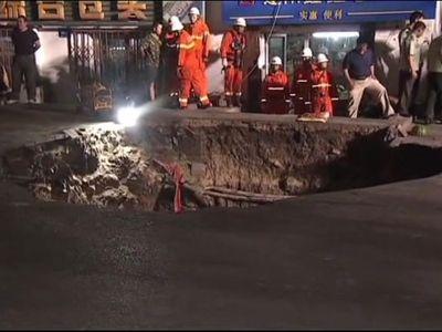 Buraco de dez metros em rua na China mata duas pessoas, mas bebê é salva