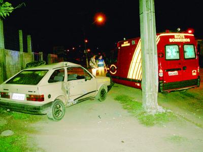 Carro colide contra poste no São Francisco