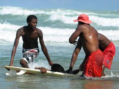 Surfista morre depois de ataque de tubarão na África do Sul 