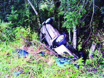 Carro despenca em ribanceira 