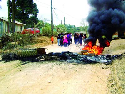 Moradores fecham estrada rural 
